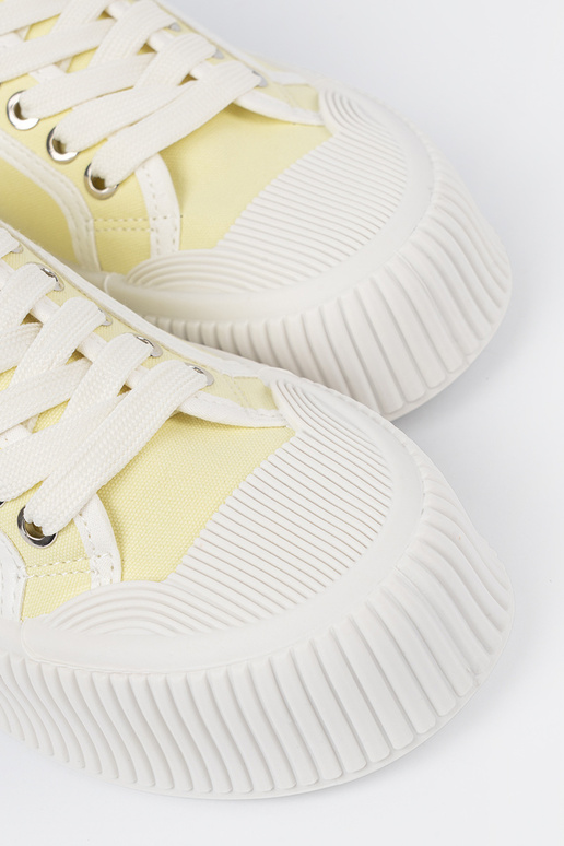 Dzelteni apavi ar auklām uz biezas zoles