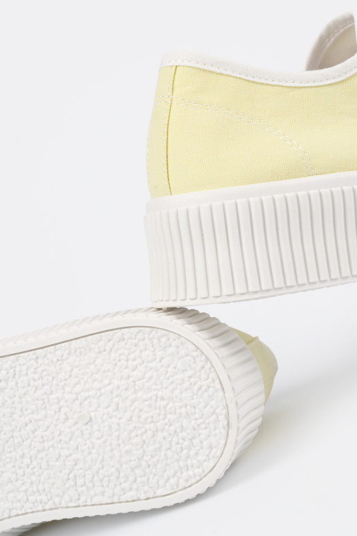 Dzelteni apavi ar auklām uz biezas zoles