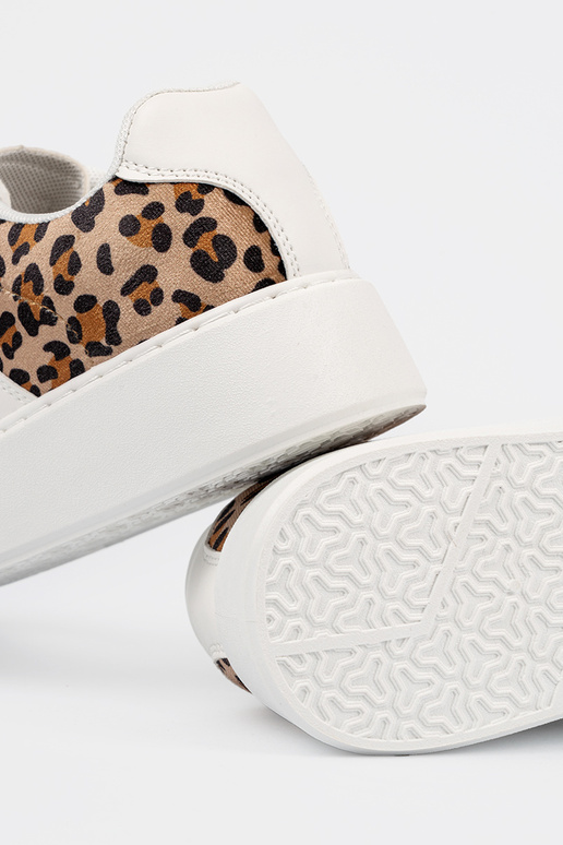 Balti sporta apavi ar leoparda raksta... Balti sporta apavi ar leoparda raksta...