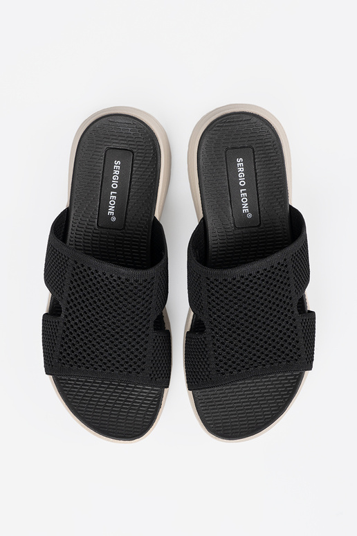 Melnu krāsu kurpes ar izgriezuma detaļām Melnu krāsu kurpes ar izgriezuma detaļām