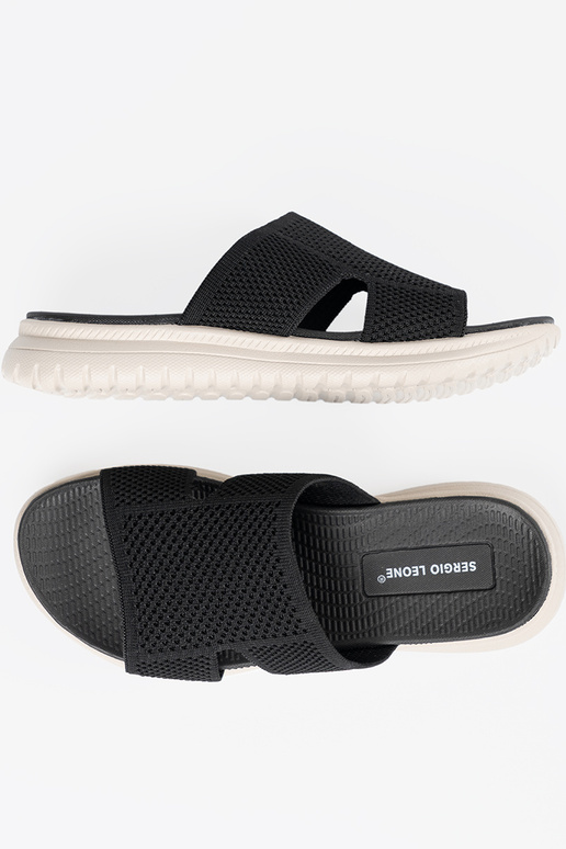 Melnu krāsu kurpes ar izgriezuma detaļām Melnu krāsu kurpes ar izgriezuma detaļām