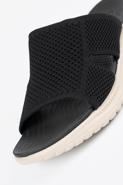 Melnu krāsu kurpes ar izgriezuma detaļām Melnu krāsu kurpes ar izgriezuma detaļām