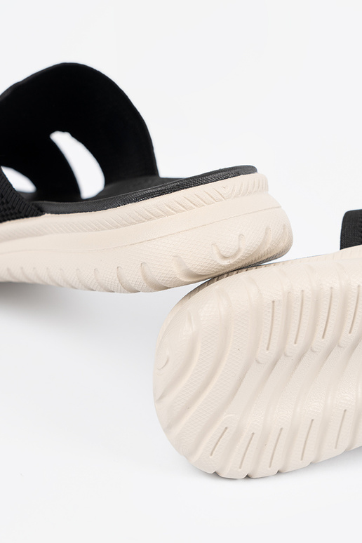 Melnu krāsu kurpes ar izgriezuma detaļām Melnu krāsu kurpes ar izgriezuma detaļām