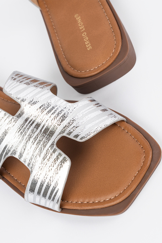 Sudraba krāsas čības ar kvadrātu degunu