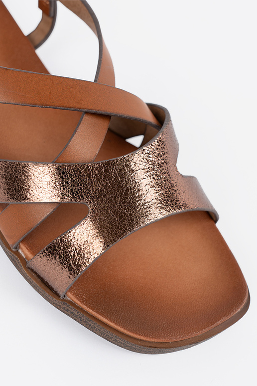 Sieviešu sandales uz baltas platformas Sieviešu sandales uz baltas platformas