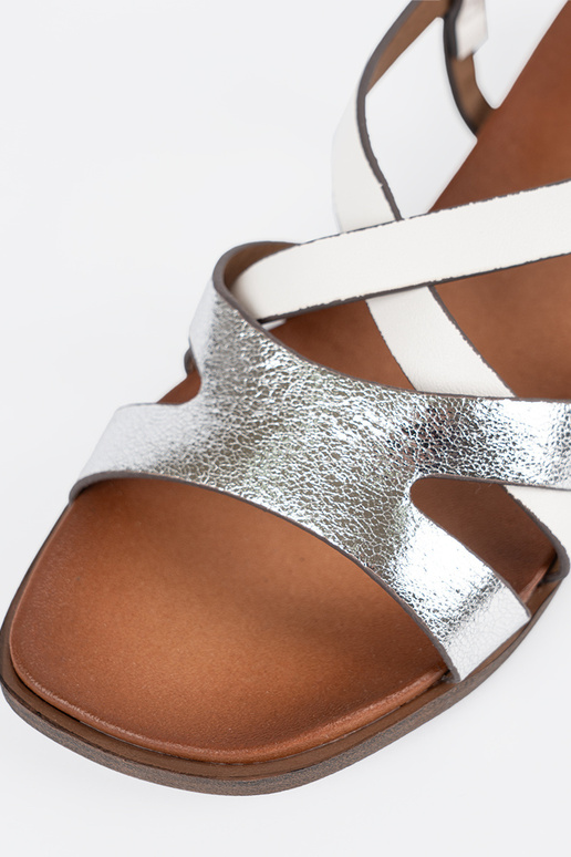 Zelta krāsu sandales ar izgriezuma... Zelta krāsu sandales ar izgriezuma...