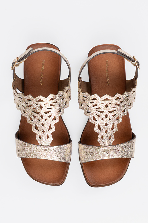 Ziloņkaula krāsu sandales uz baltas...