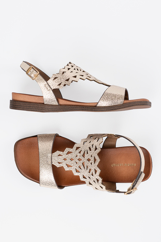 Ziloņkaula krāsu sandales uz baltas...