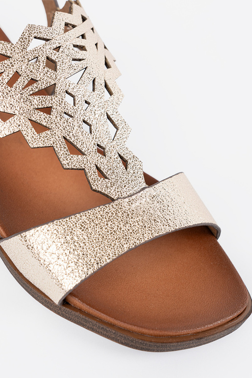 Ziloņkaula krāsu sandales uz baltas...