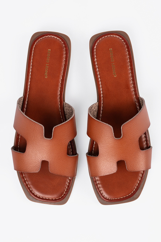 Brūnas krāsas čības ar kvadrātu degunu