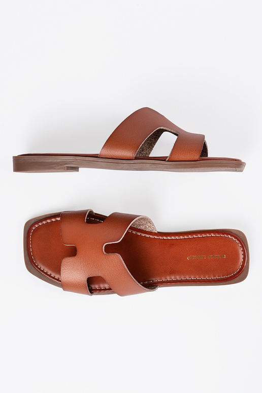 Brūnas krāsas čības ar kvadrātu degunu