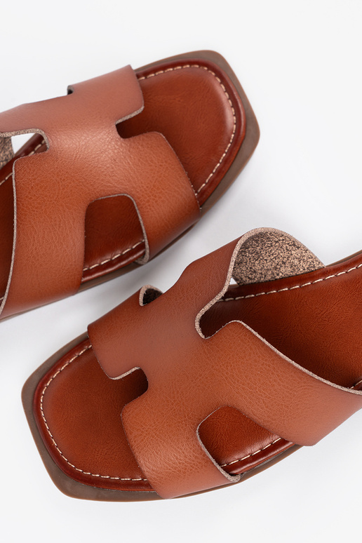 Brūnas krāsas čības ar kvadrātu degunu