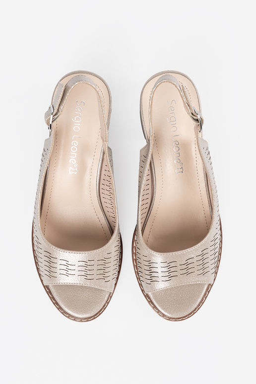 Zelta krāsas sieviešu apavi uz zema...