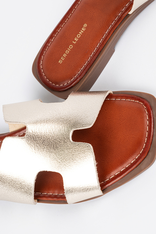 Gaiši zelta krāsas čības ar kvadrātu...