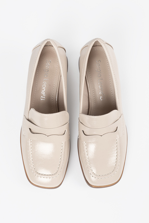 Spilgti smilšu krāsas sieviešu apavi...