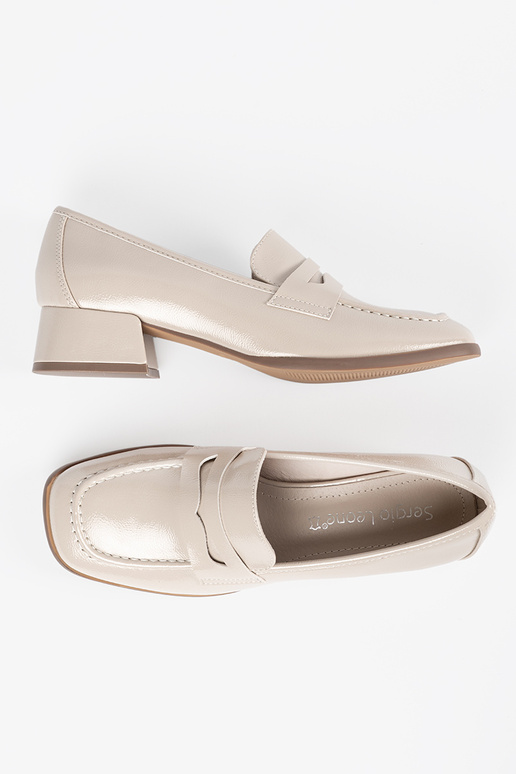 Spilgti smilšu krāsas sieviešu apavi...