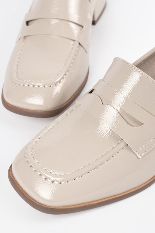 Spilgti smilšu krāsas sieviešu apavi...