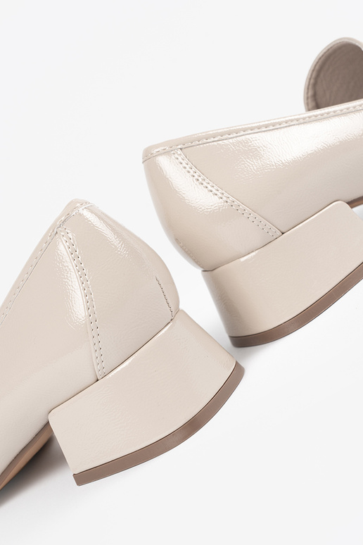 Spilgti smilšu krāsas sieviešu apavi...