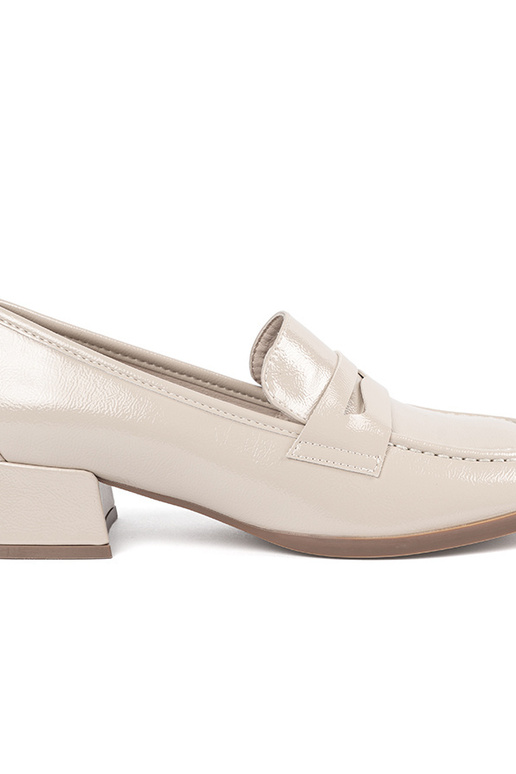 Spilgti smilšu krāsas sieviešu apavi...