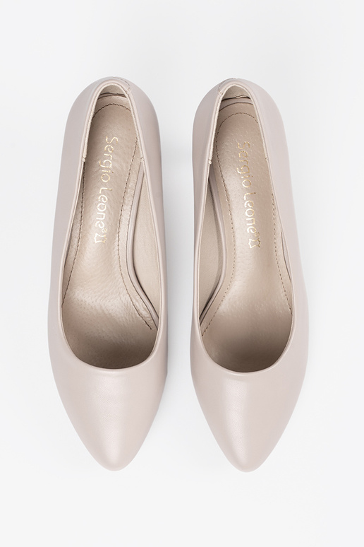 Pelēki augstpapēžu kurpes, Sergio Leone