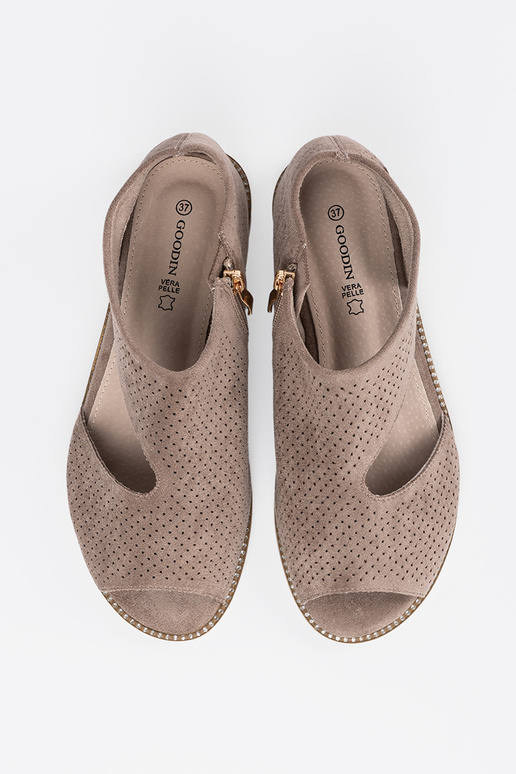 Plakanās caurspīdīgās sandales smilšu... Plakanās caurspīdīgās sandales smilšu...