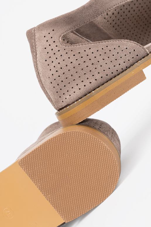 Plakanās caurspīdīgās sandales smilšu... Plakanās caurspīdīgās sandales smilšu...