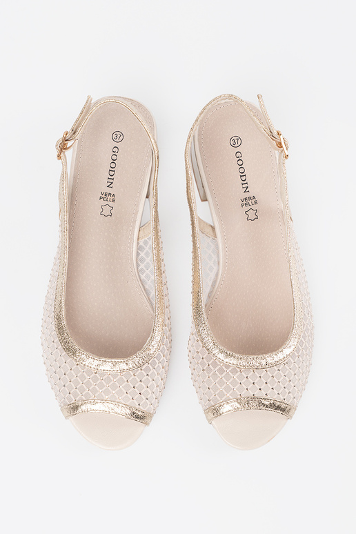 Sandales ar dekoratīvu acu zelta krāsā Sandales ar dekoratīvu acu zelta krāsā