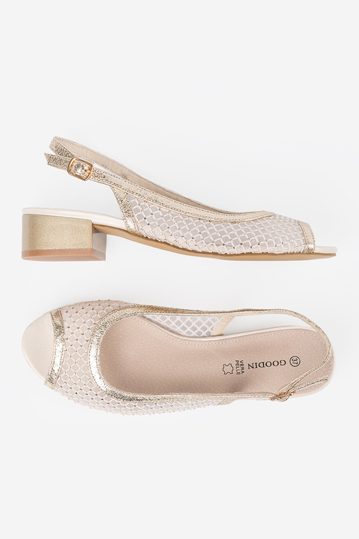 Sandales ar dekoratīvu acu zelta krāsā Sandales ar dekoratīvu acu zelta krāsā