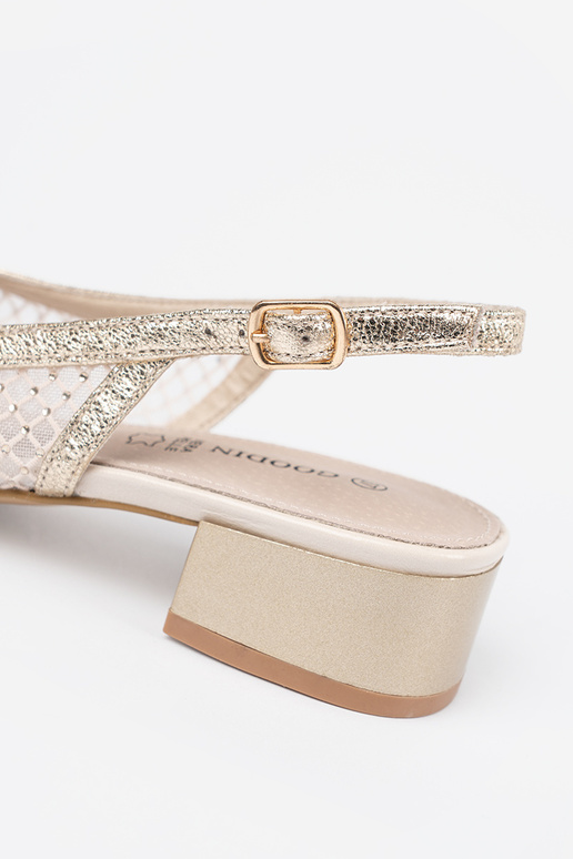 Sandales ar dekoratīvu acu zelta krāsā Sandales ar dekoratīvu acu zelta krāsā