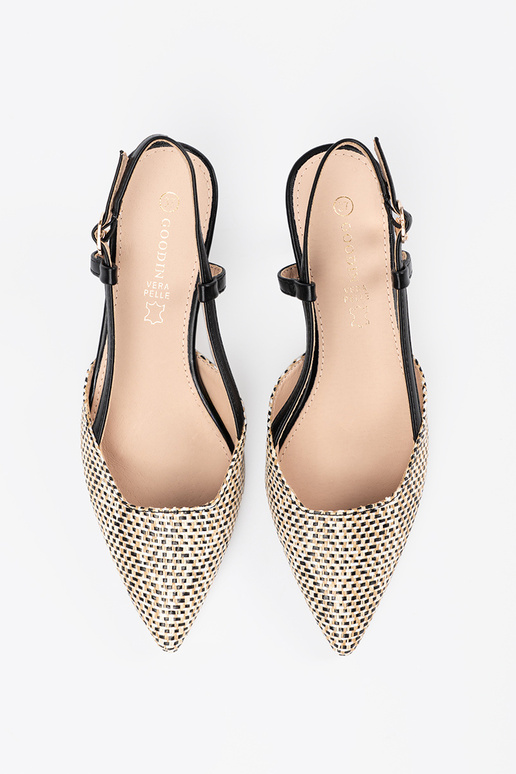 Austa augstpapēžu čības uz zema... Austa augstpapēžu čības uz zema...