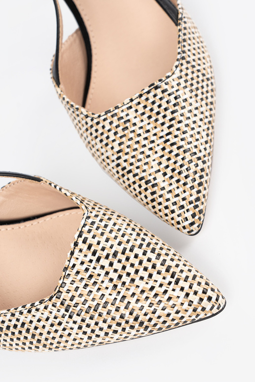 Austa augstpapēžu čības uz zema... Austa augstpapēžu čības uz zema...