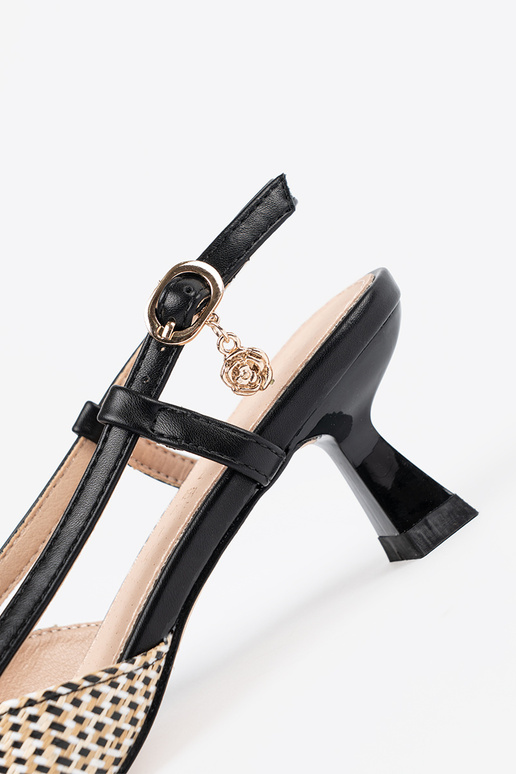 Austa augstpapēžu čības uz zema... Austa augstpapēžu čības uz zema...