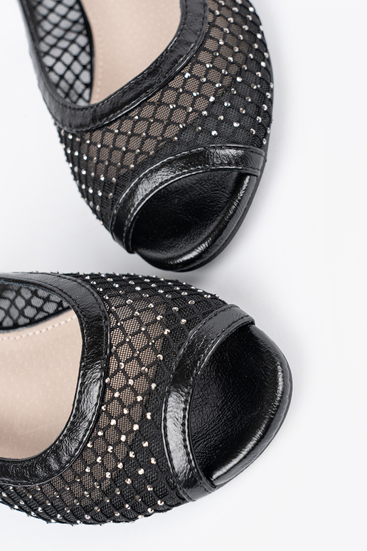 Sandales ar dekoratīvu acu melnā krāsā Sandales ar dekoratīvu acu melnā krāsā