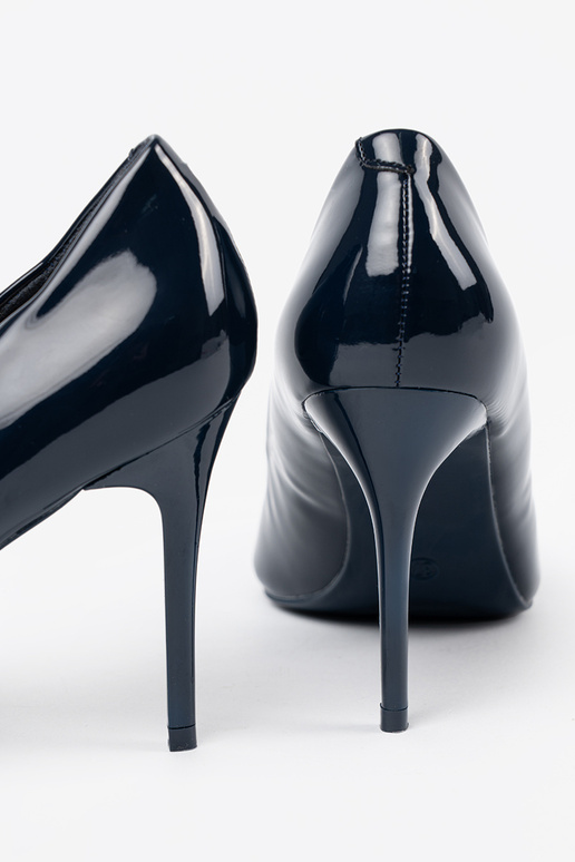 Tumši zilas krāsas lakotas...