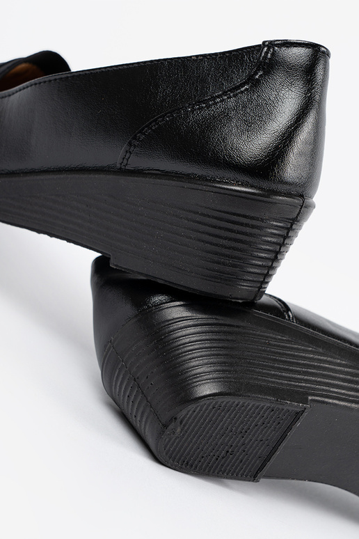 Melnas krāsas klasiskās ievelkamās...