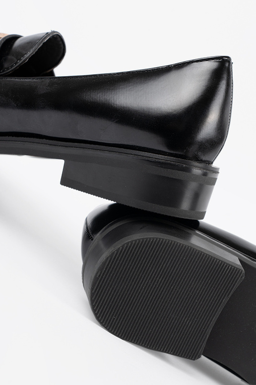 Melnas krāsas lakoti mokasīni ar pērļiem