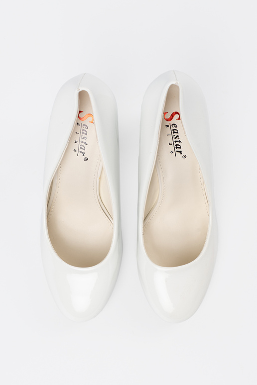 Baltas krāsas lakotas augstpapēžu kurpes