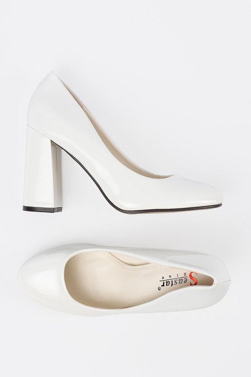 Baltas krāsas lakotas augstpapēžu kurpes