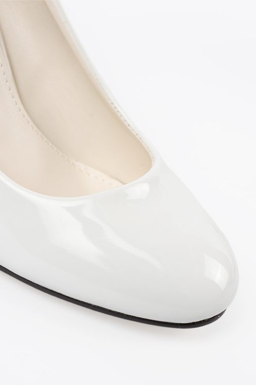 Baltas krāsas lakotas augstpapēžu kurpes