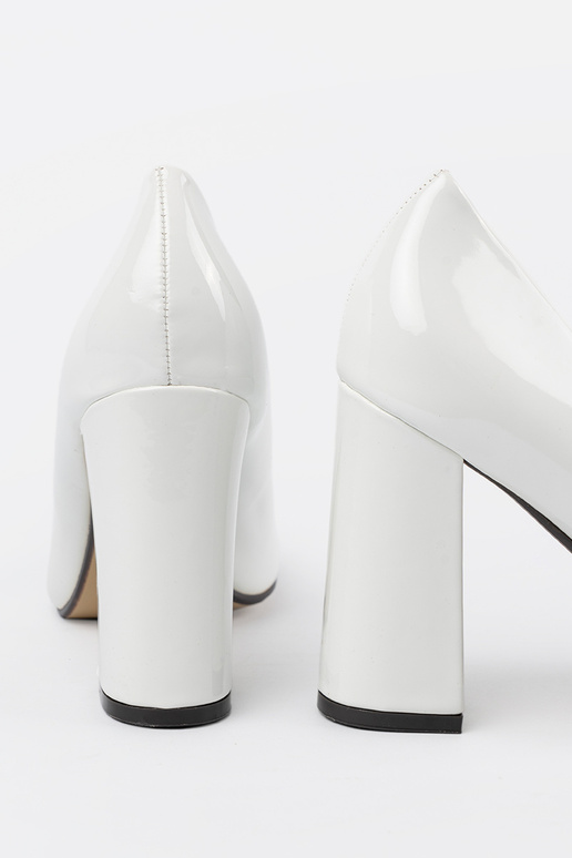 Baltas krāsas lakotas augstpapēžu kurpes