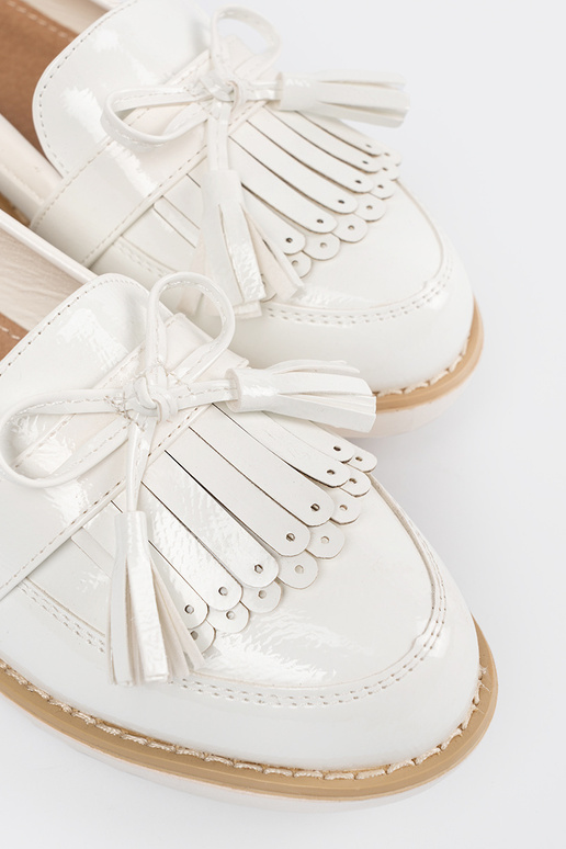 Balti lakoti mokasīni ar lentu