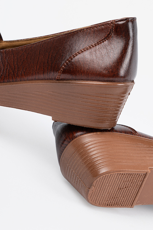 Apavi uz zemas platformas