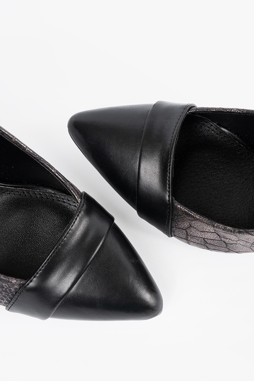 Melnas kurpes ar čūskas rakstu