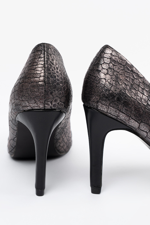 Melnas kurpes ar čūskas rakstu