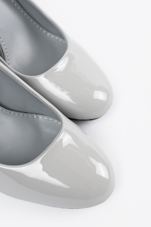 Pelēkas lakotas augstpapēžu kurpes Pelēkas lakotas augstpapēžu kurpes