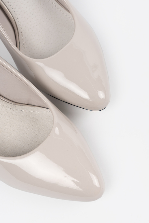 Pelēkas augstpapēžu kurpes