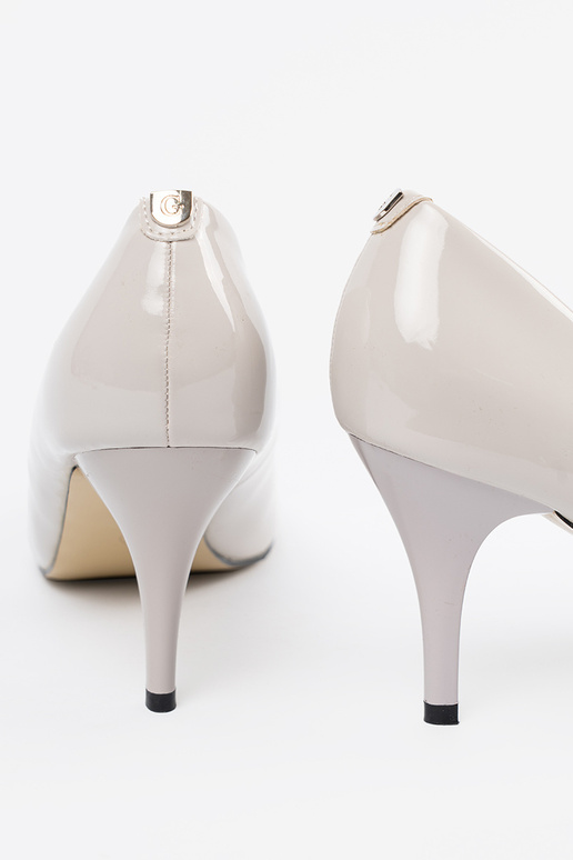 Pelēkas augstpapēžu kurpes