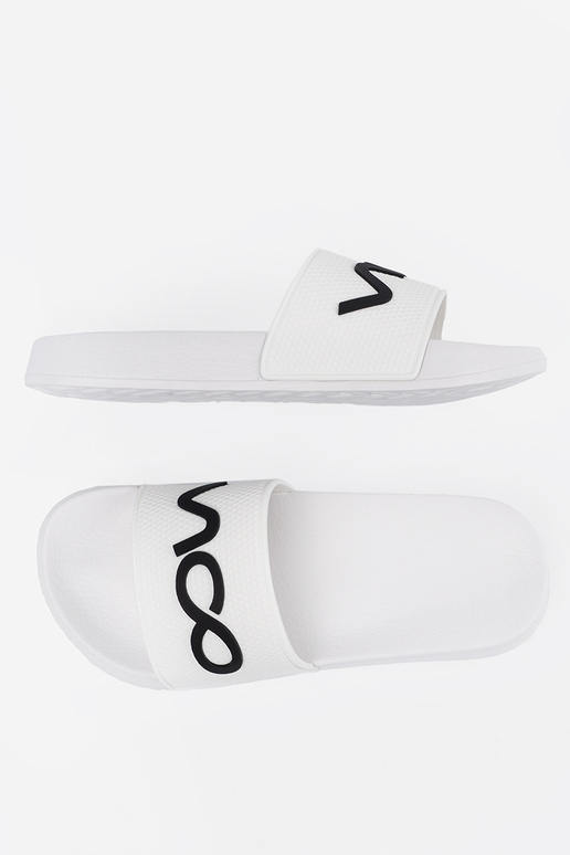 baltas krāsas čības ar uzrakstu