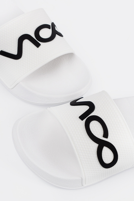 baltas krāsas čības ar uzrakstu