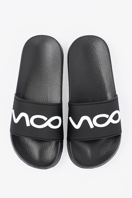 melnas krāsas čības ar uzrakstu